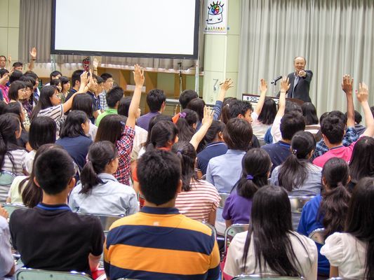 約20名におよび一流講師による講義。質疑応答は講師と塾生の真剣勝負！