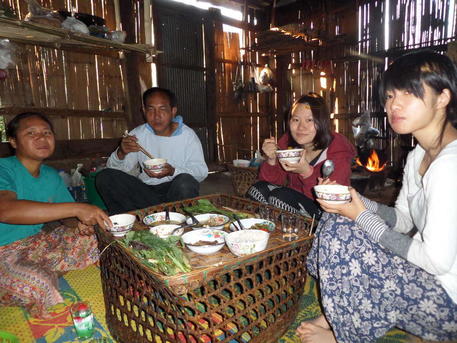 ラフ族の村での食事